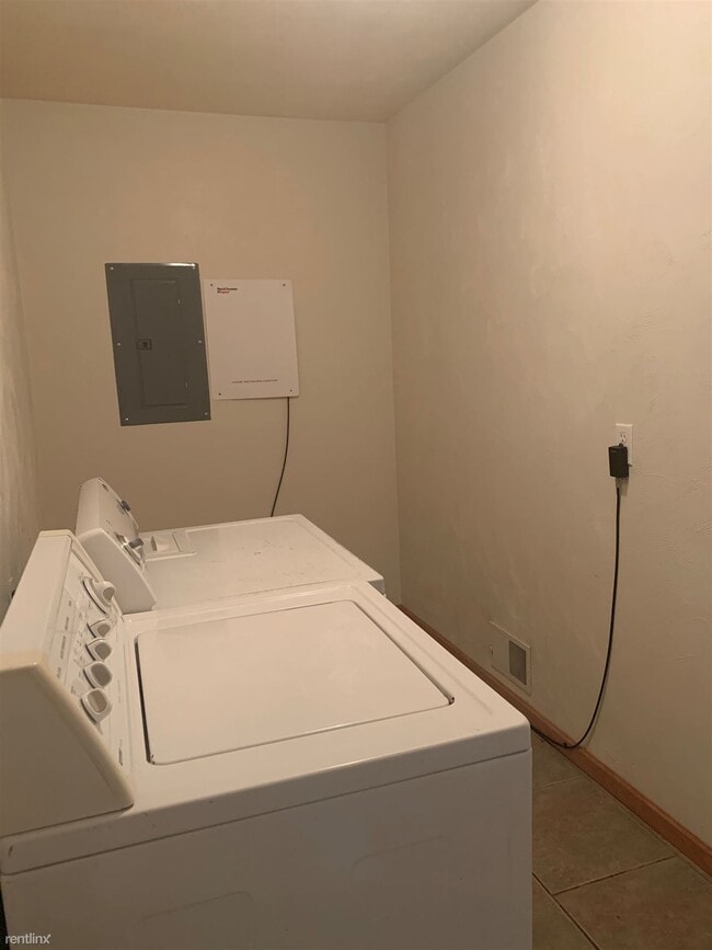 Building Photo - 1324 Knollwood Ave