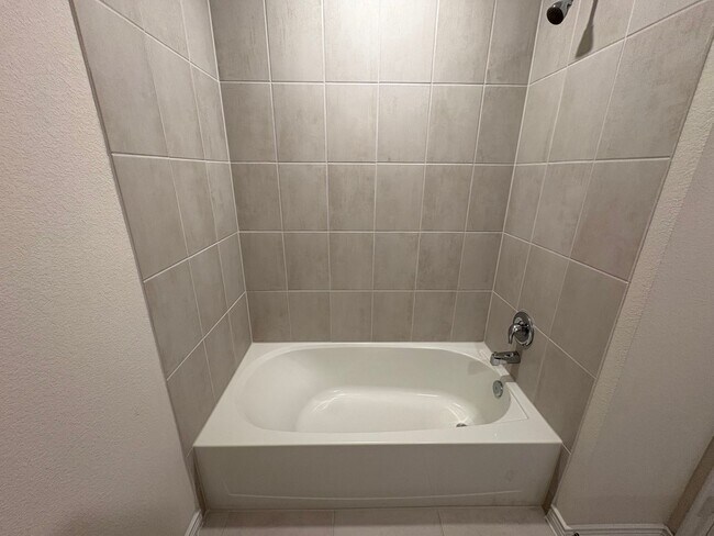 Building Photo - Pristine in Princeton!