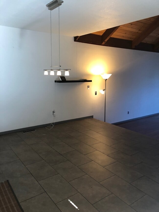 Building Photo - Furnished 2 bedroom 2 bath, WiFi and Garba...