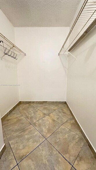 Building Photo - 20800 NE 8th Ct