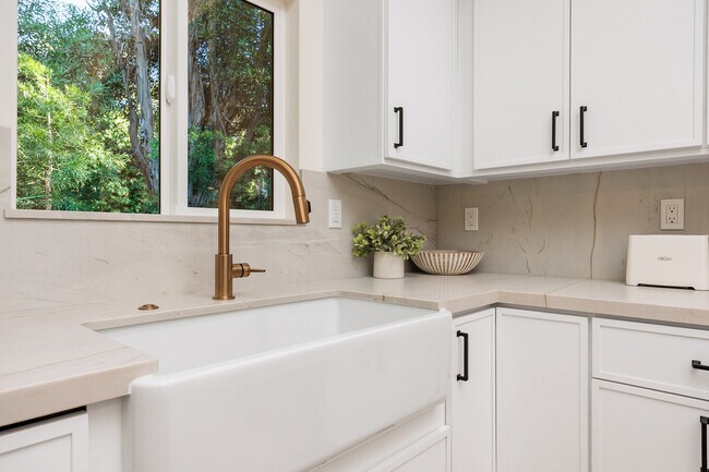 Building Photo - 1559 Rancho Serena