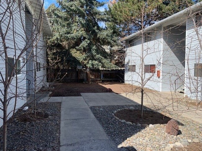 Building Photo - 2 Bed/1 Bath SE Bend Condo with Single Car...