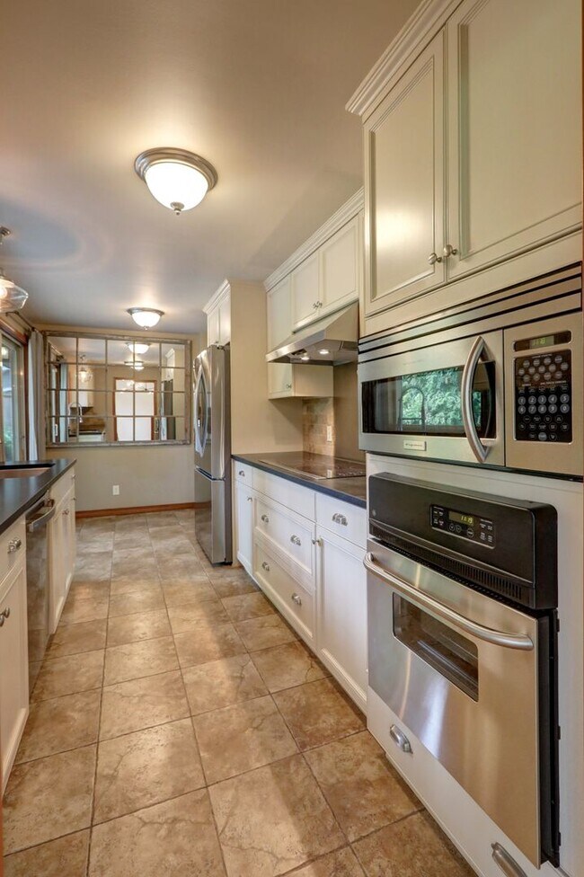 Building Photo - Welcome Home to Your Beautiful Oasis in En...