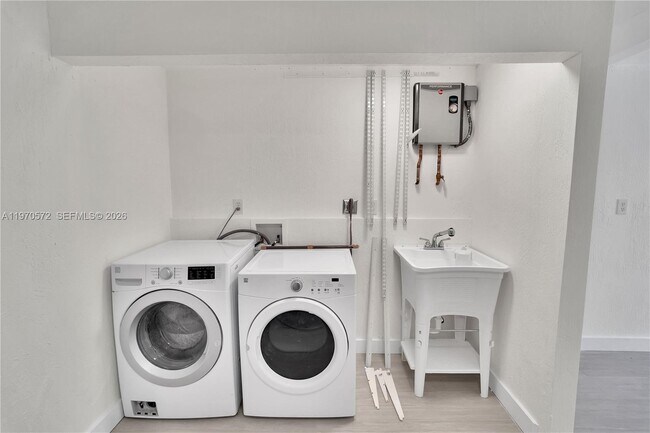 Building Photo - 603 Minorca Ave