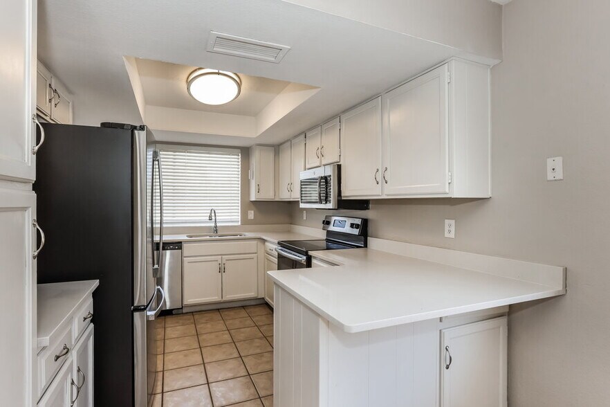 Building Photo - 2300 E Chicago St