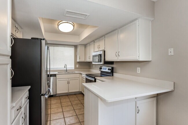 Building Photo - 2300 E Chicago St