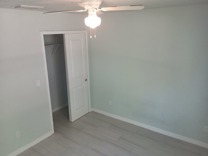 Building Photo - 985 Flomich St