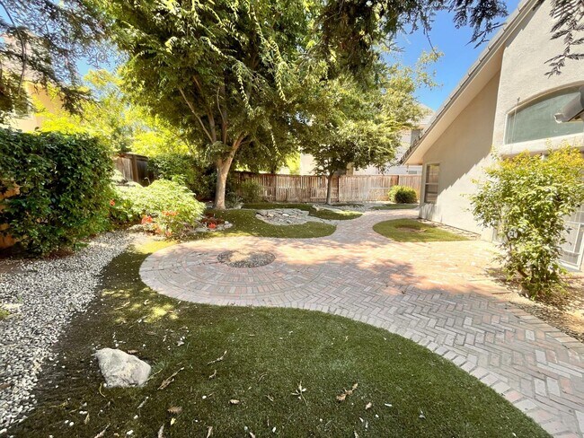 Building Photo - 1247 E Le Parc Dr