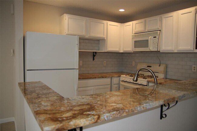Building Photo - 7825 Beauregard Cir