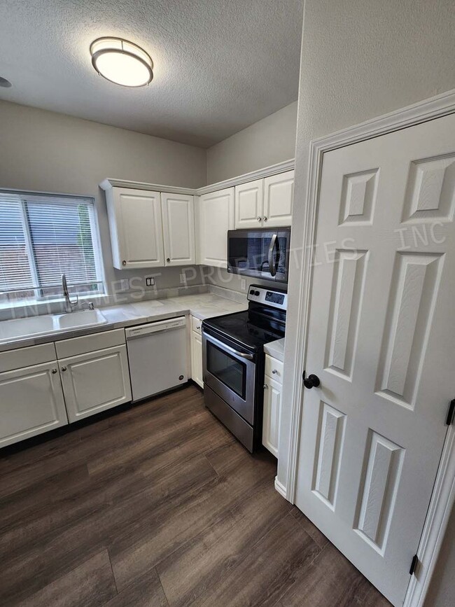 Building Photo - Super Cute 3+ Bd 2ba Ranch Style Home With...