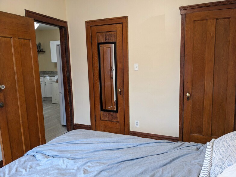 Building Photo - 1833 Gunderson Ave