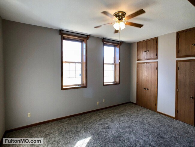 Building Photo - 103 E 10th St