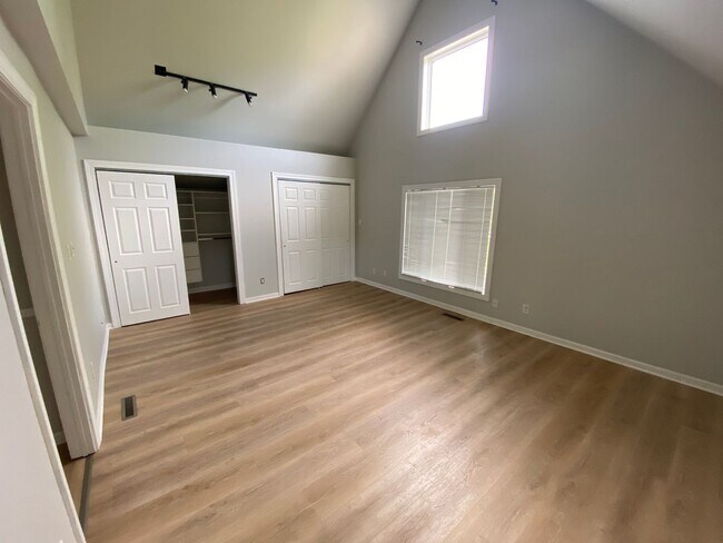 Building Photo - 201 S Pine St