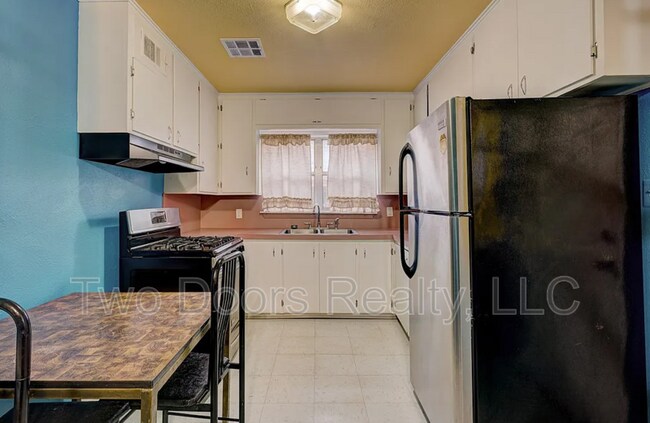 Building Photo - 1221 NE 44th St