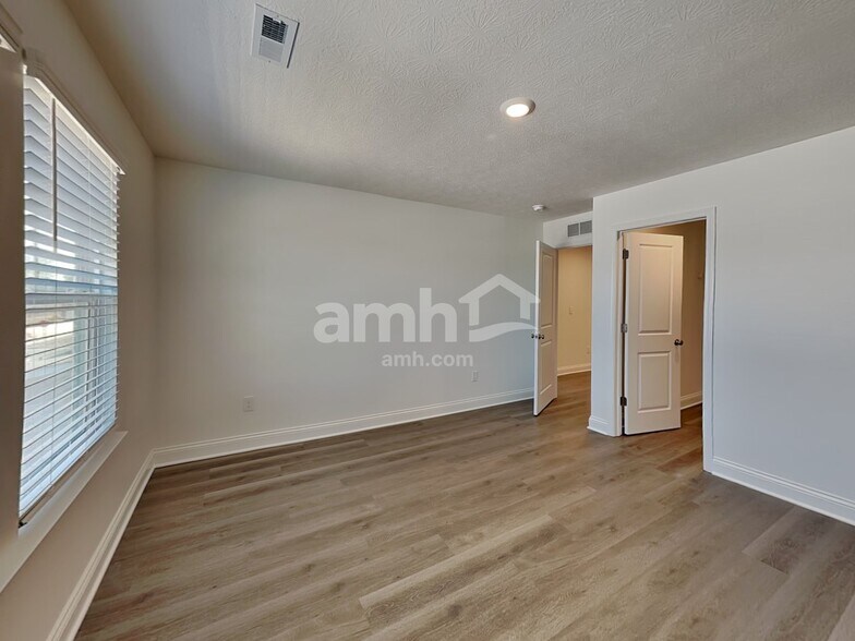 Building Photo - 315 Pne Hl Ct