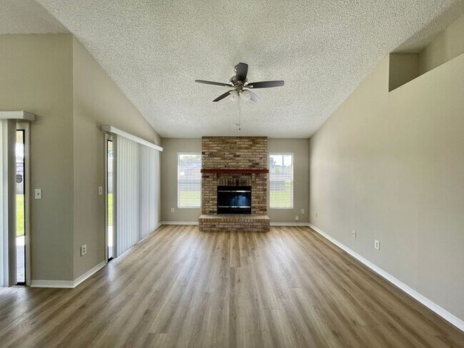 Building Photo - GREAT 3/2 HOME IN OVIEDO STILLWATER SUBDIVISION