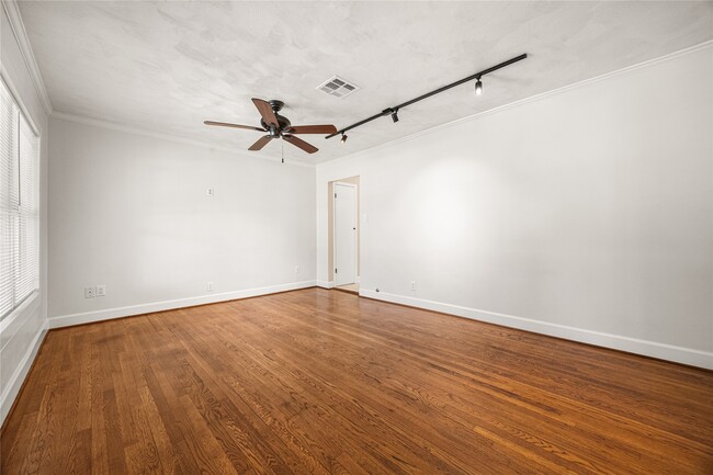 Building Photo - 2018 Woodvine Dr