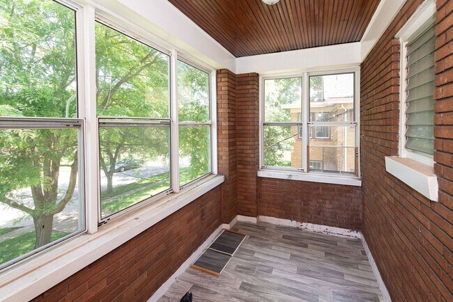 Building Photo - COVEDALE - Charming 3 bed apt, upstairs of...