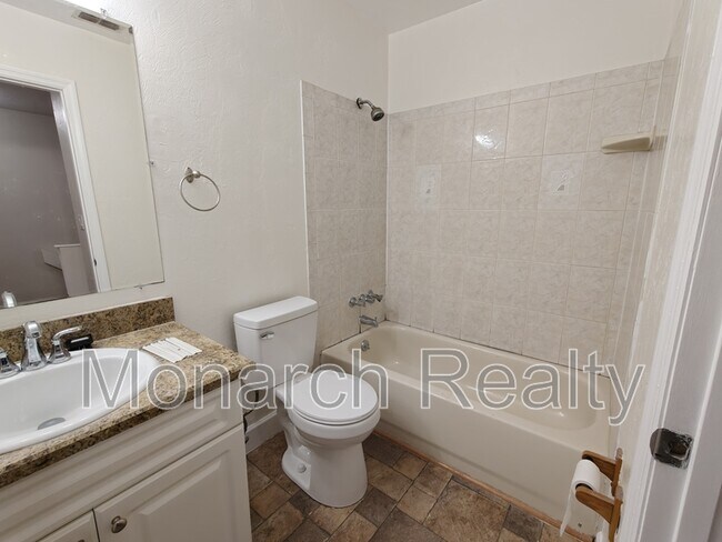 Building Photo - 620 SW 10th Ln