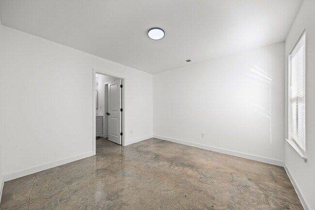 Building Photo - 2853-2855 CHOCTAW AVE