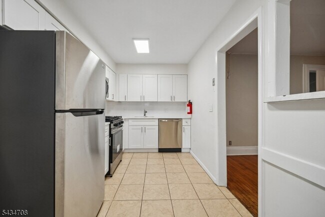 Building Photo - 102 2nd St