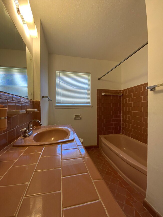 Building Photo - 405 Azalea Dr