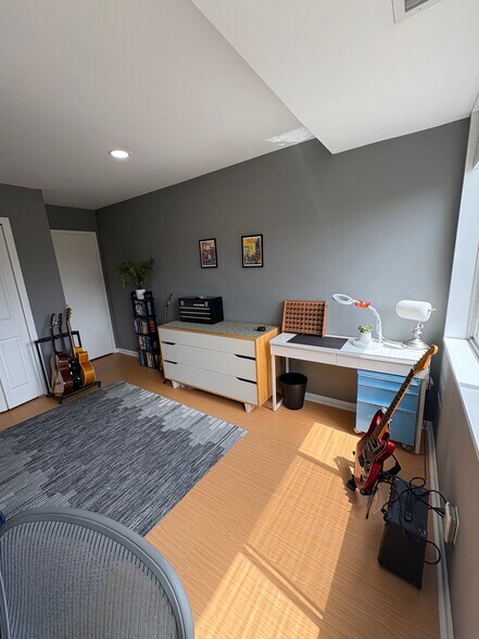 secondary bedroom 3 - 4977 Battery Ln
