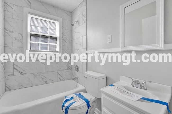 Building Photo - 100% OFF FIRST MONTH'S RENT  MOVE IN SPECI...