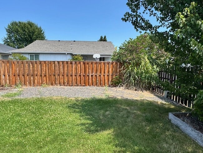 Building Photo - Central Point Single Level Home/ Coming Soon