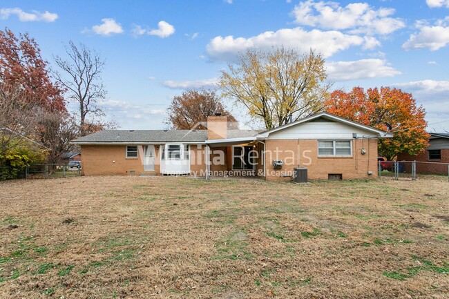 Building Photo - Large 3 bedroom , 2 bath home