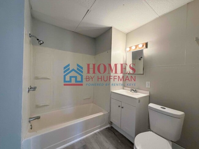 Building Photo - Three Bedroom House | Large Backyard