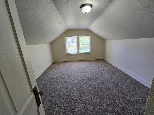 Building Photo - Garland District Home!