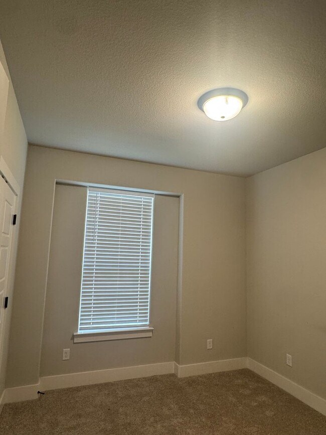 Building Photo - 3/2/2 - FIREPLACE - MUDROOM - GODLEY ISD