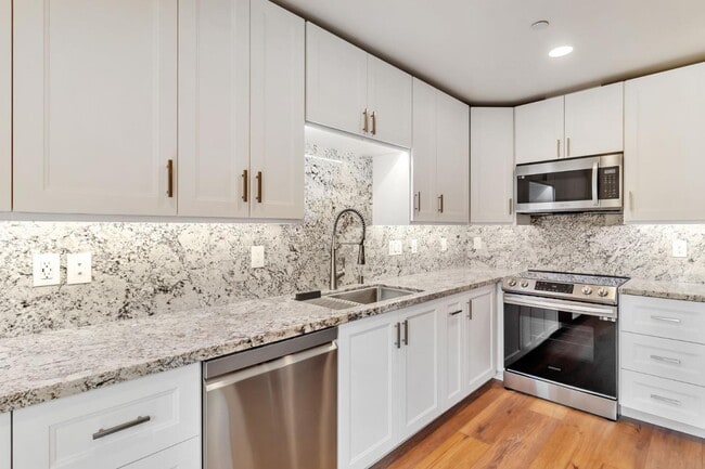 Building Photo - 1958 Woodside Rd