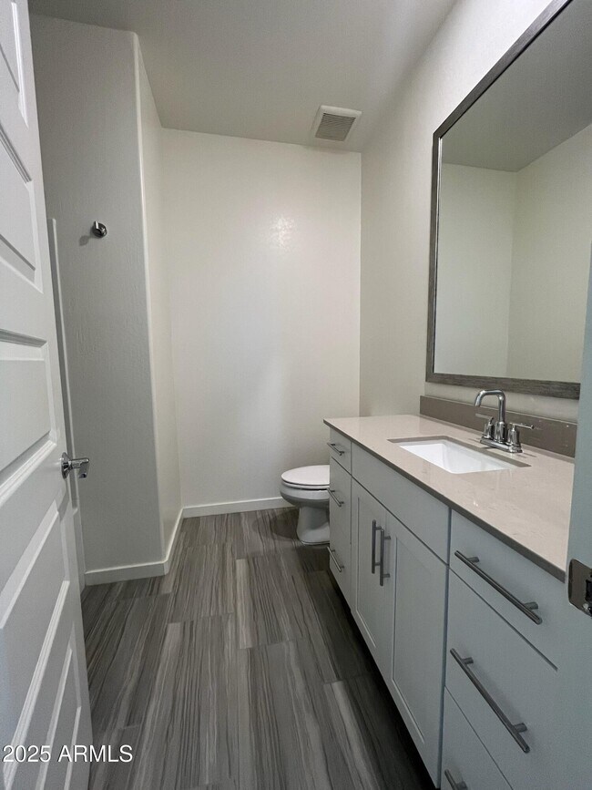 Building Photo - 710 N Bay Dr