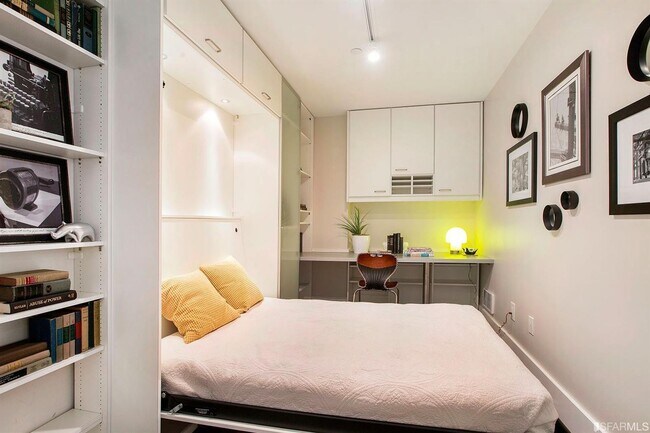 Building Photo - Spacious Centrally Located 1 bed + Den/ 1....