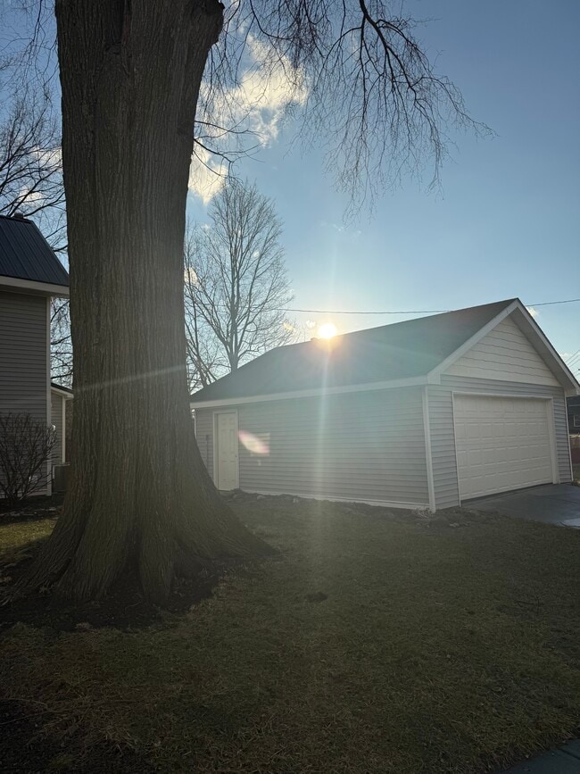 Building Photo - 202 Oak St