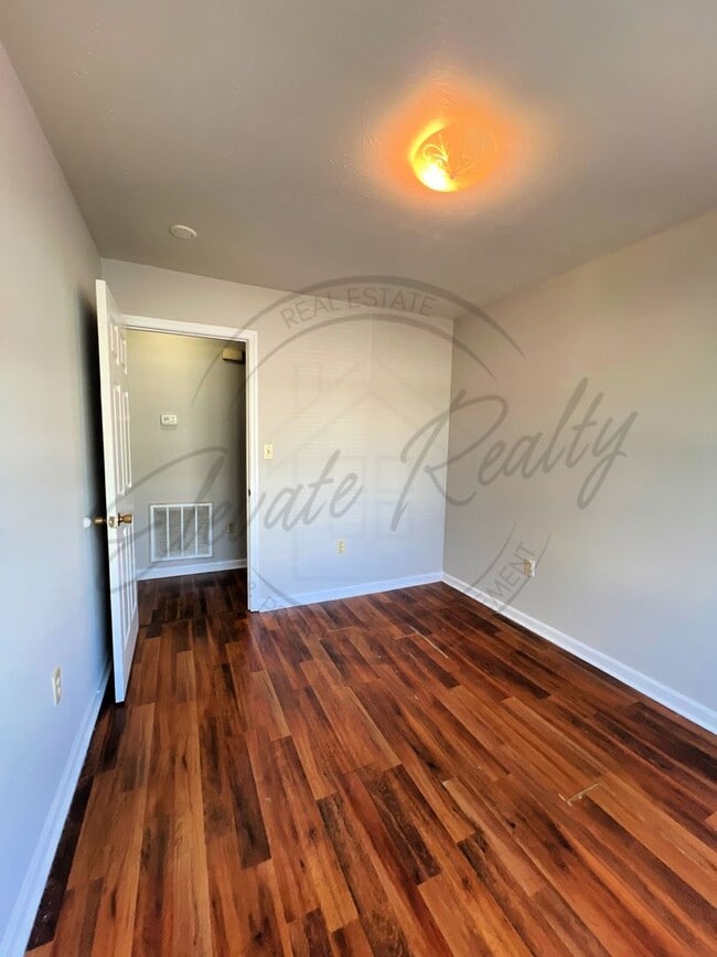 Building Photo - ON SPECIAL: Three Bedroom Ranch with Appli...