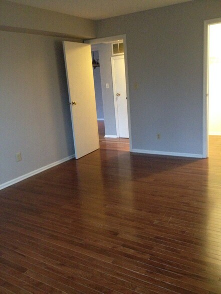 Building Photo - 991 Manor Ln