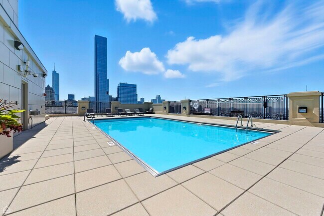 Building Photo - 10 E Delaware Pl