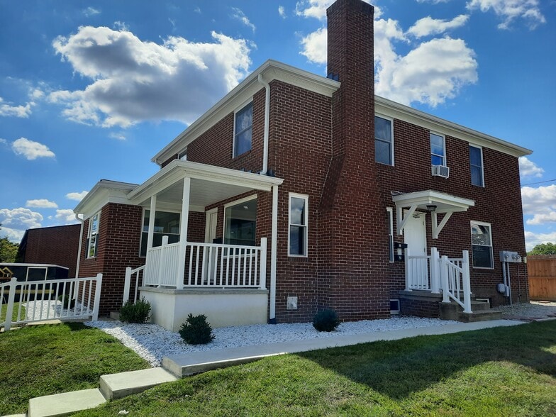 Building Photo - 2115 Main St