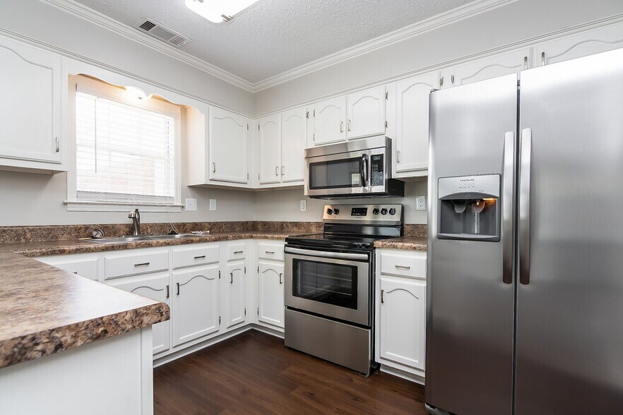 Building Photo - 8925 Lake Springs Cove