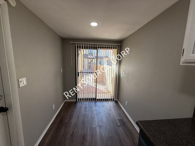 Building Photo - 2 Bedroom/2.5 Bathroom Two Story Town Home...