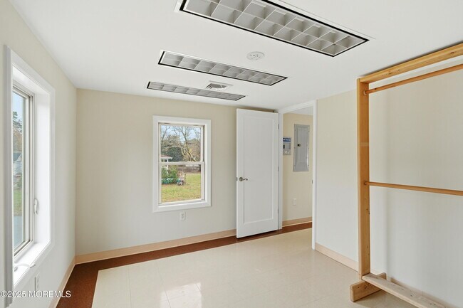 Building Photo - 400 S Main St