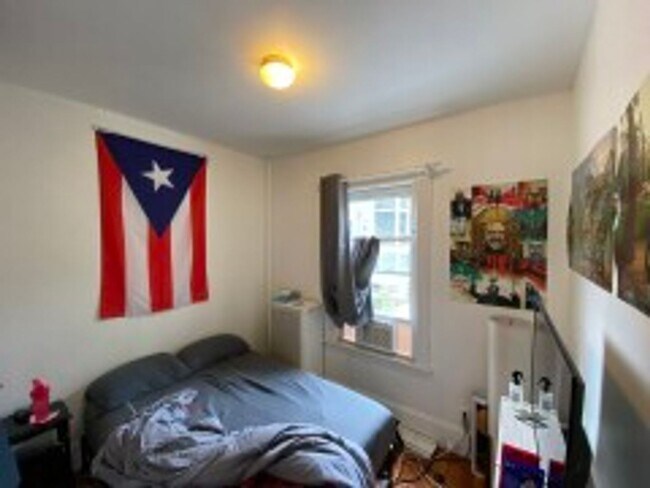 Building Photo - NEU 4 BR Apartment (in unit laundry!)- NO FEE - 9/1