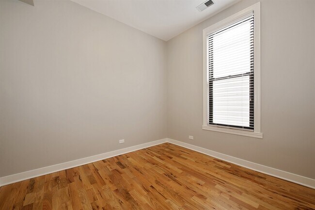 Building Photo - 751 W Buckingham Pl