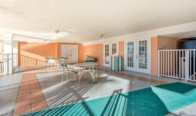 Building Photo - 572 E Beach Blvd