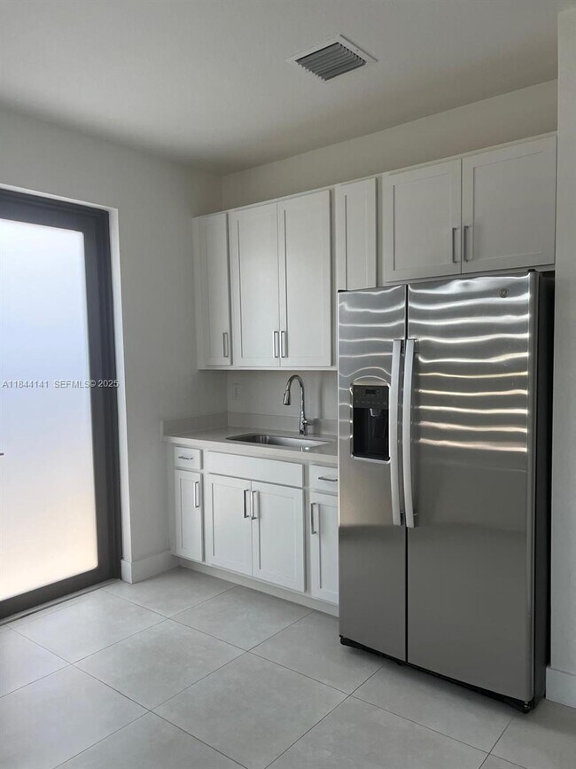 Building Photo - 1840 SW 144th Ave