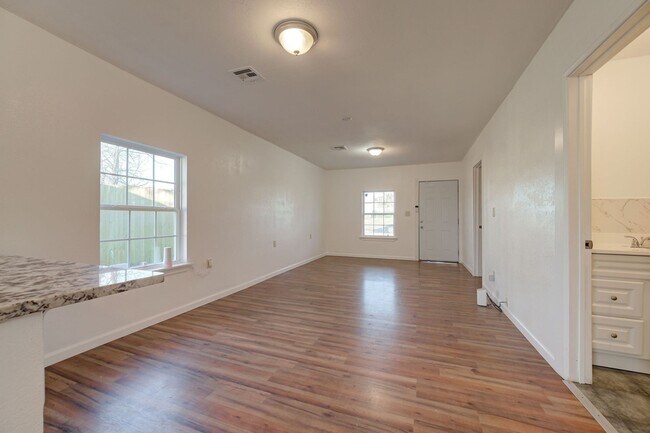 Building Photo - Cute 2BD/1BTH Home in the Heart of OKC Near OU Medical Center