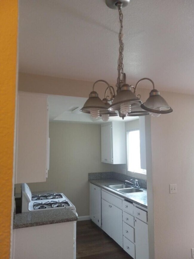 Building Photo - Redlands - Lovely 2 Bedroom unit-Move in S...